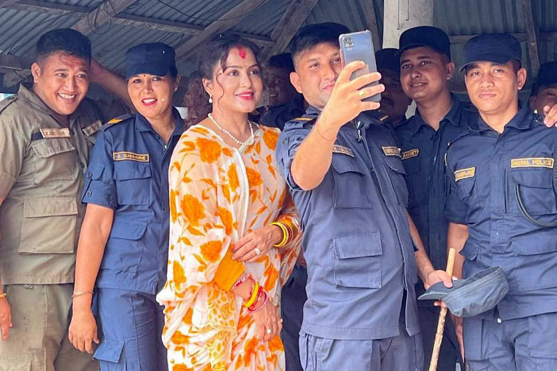 प्रचण्डदेखि रेखा थापा अनि पुकार बमदेखि रवीन्द्र मिश्रसम्म (हेर्नुहाेस् मनाेनयन दर्ताका दश तस्वीरहरू)